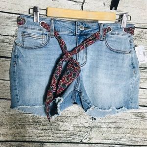 Maurices  Juniors sz 8 mid Rise shortsWaist approx:  14.5 inches Inseam appro